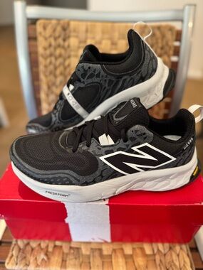 New Balance Fresh Foam X Hierro v8 Womens size 12 2E XWide Blacks Grays White